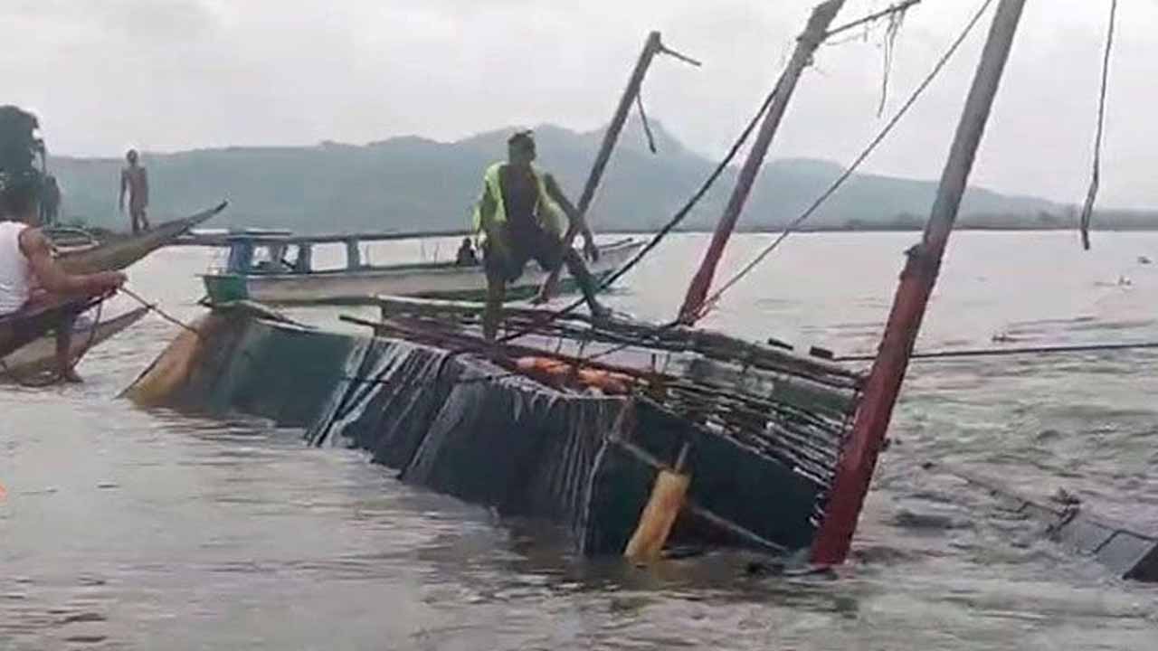 দুর্ঘটনারত নৌকাটিকে উদ্বার করছেন কোস্ট গার্ডের সদস্যরা