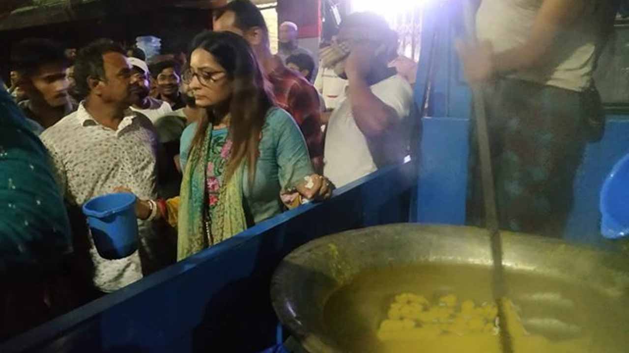 নেতাকর্মীদের খাবার খাওয়াচ্ছেন নিপুণ রায়