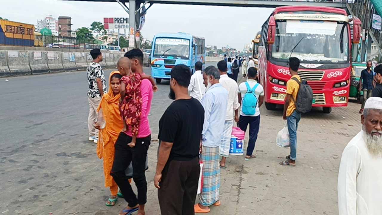 যানবাহনের জন্য অপেক্ষা করছেন যাত্রীরা