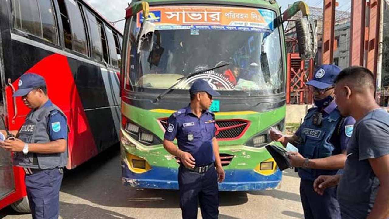 যানবাহনে তল্লাশি চালাচ্ছে পুলিশ