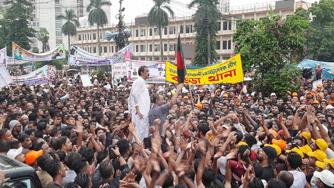 বৃষ্টিতে ভিজে স্লোগান দিচ্ছেন শামীম ওসমান