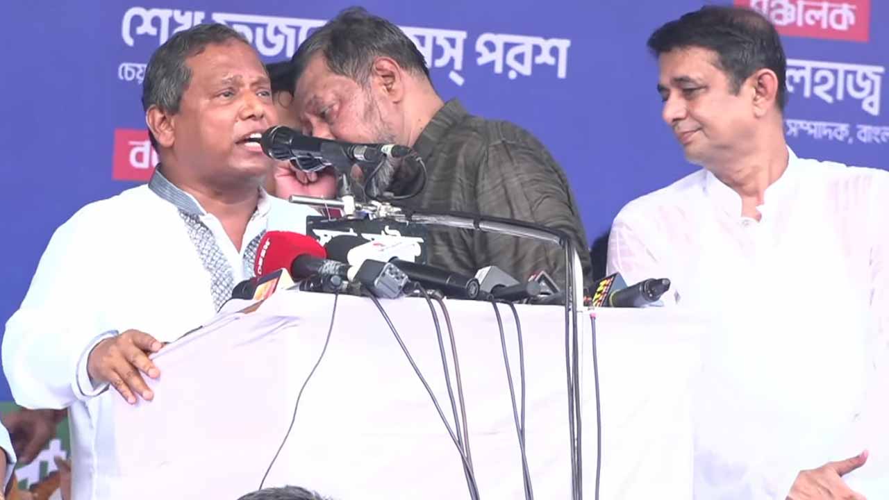 বক্তব্য রাখছেন আওয়ামী লীগের সাংগঠনিক সম্পাদক মির্জা আজম।