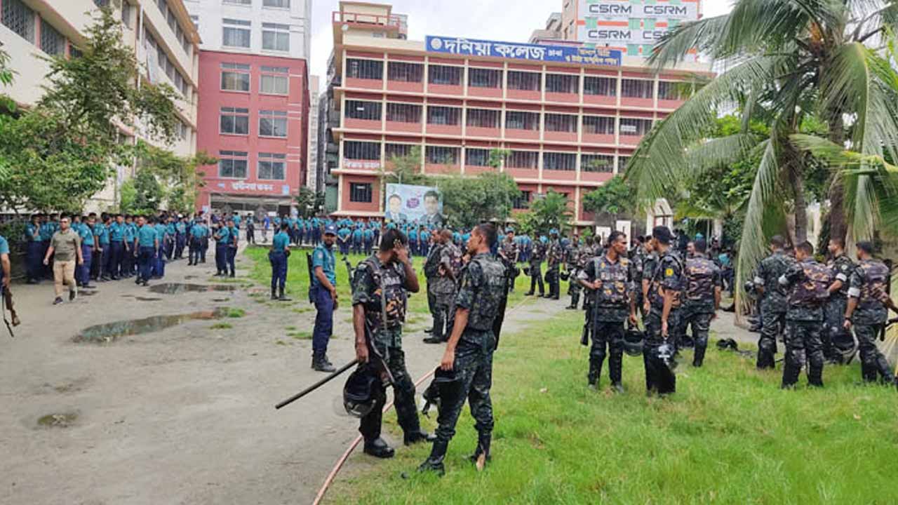 যাত্রাবাড়ীর দনিয়া কলেজের সামনে আইন-শৃঙ্খলা বাহিনীর সদস্যরা।