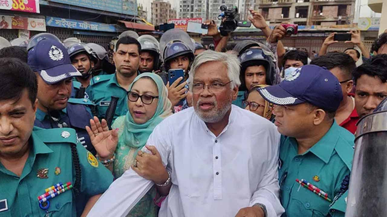 ঢাকা মহানগর উত্তর বিএনপির আহ্বায়ক আমানউল্লাহ আমানকে আটক করে নিয়ে যাচ্ছে পুলিশ।