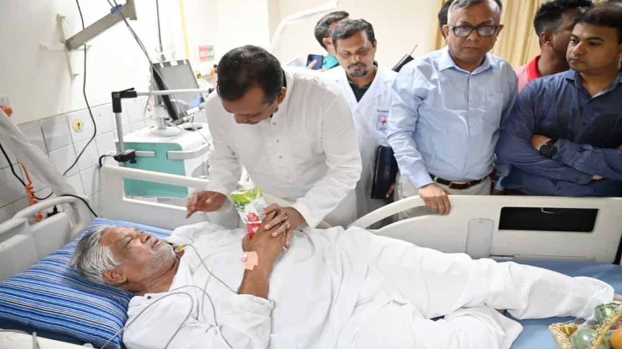 হাসপাতালে বিএনপি নেতা আমান উল্লাহ আমানকে দেখতে যান প্রধানমন্ত্রীর একান্ত সহকারী সচিব গাজী হাফিজুর রহমান লিকু।