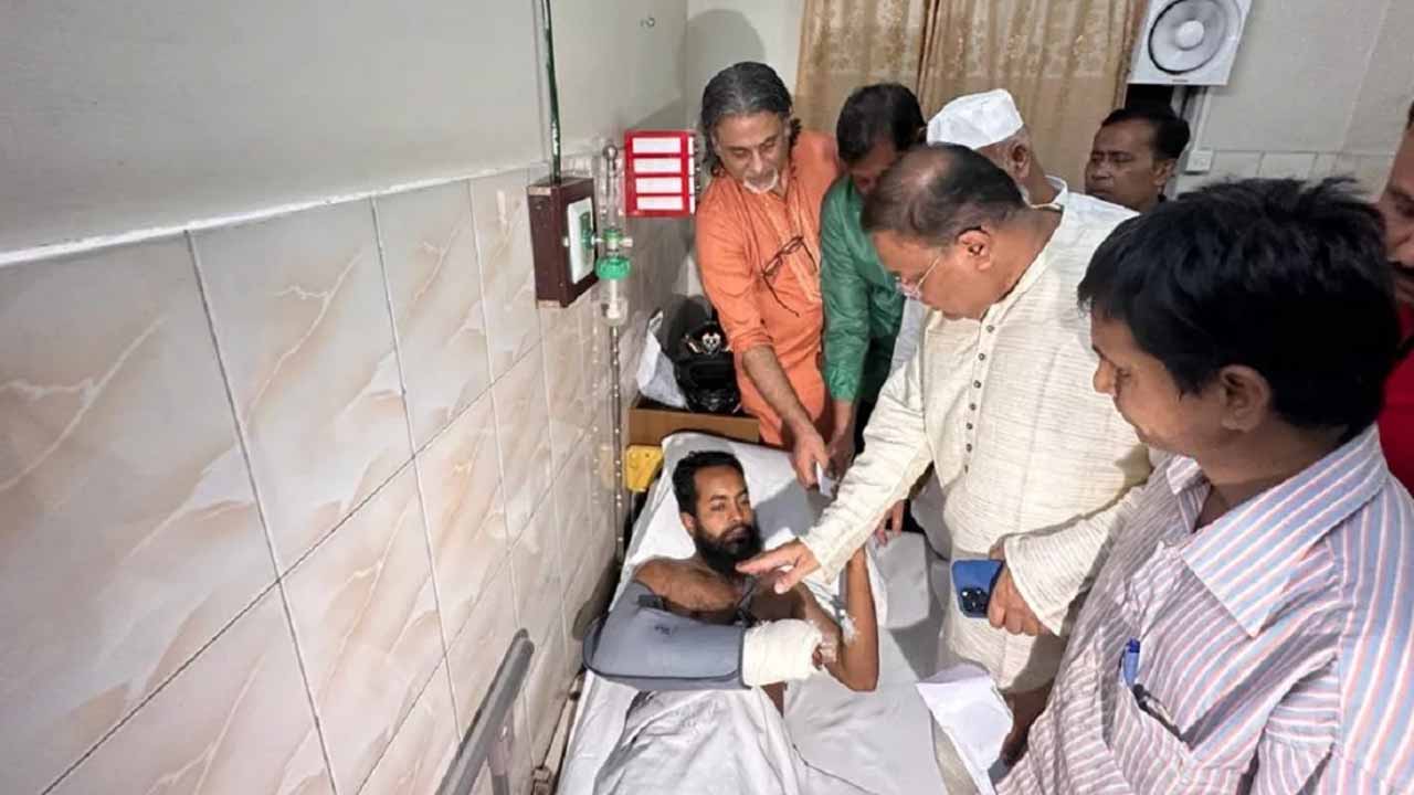 উত্তরায় ক্রিসেন্ট হাসপাতালে চিকিৎসাধীন দলীয় আহত নেতাকর্মীদের দেখতে যান হাছান মাহমুদ।