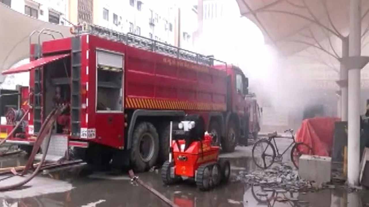 আগুন নেভাতে কাজ করছে ফায়ার সার্ভিস