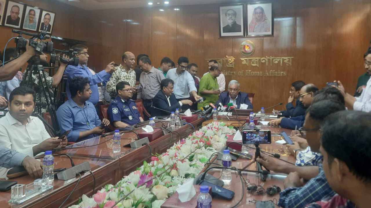 বক্তব্য রাখছেন স্বরাষ্ট্রমন্ত্রী আসাদুজ্জামান খান কামাল।