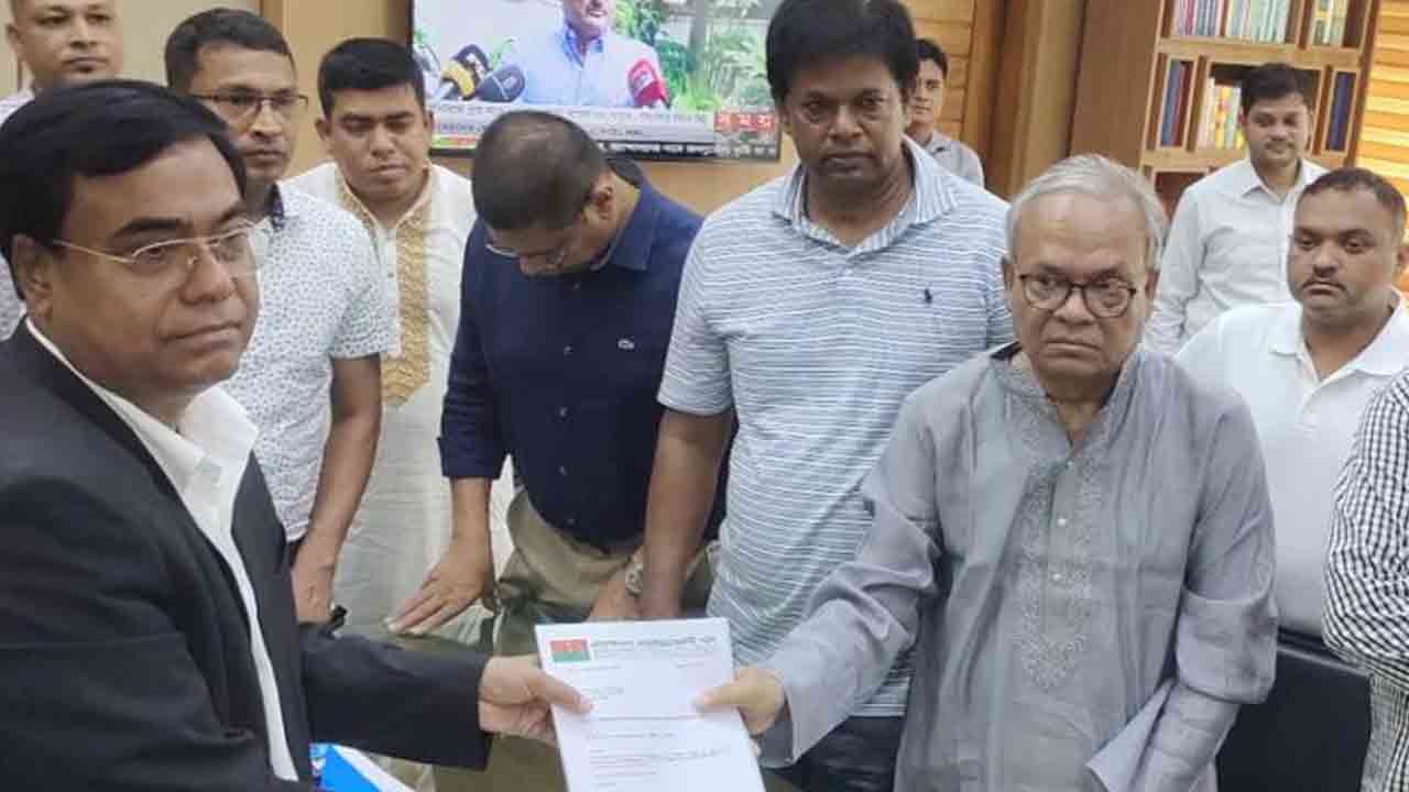 নির্বাচন কমিশনে বিএনপির আয়-ব্যয়ের হিসাব জমা দেন রুহুল কবির রিজভী