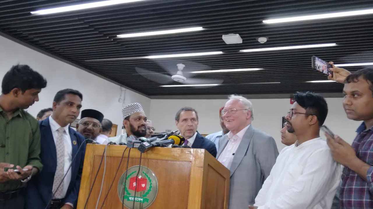 কথা বলছেন বিদেশি পর্যবেক্ষকরা।