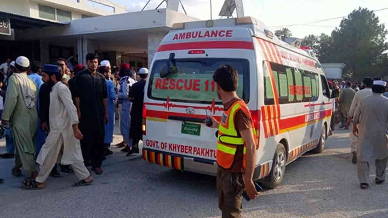 পাকিস্তানে রাজনৈতিক সমাবেশে বোমা হামলা