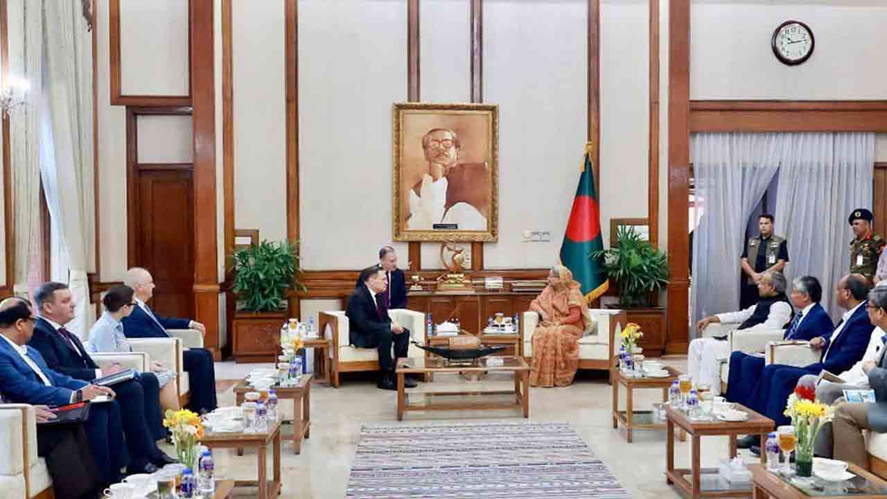 প্রধানমন্ত্রী শেখ হাসিনার সঙ্গে গণভবনে সৌজন্য সাক্ষাতকালে রোসাটমের মহাপরিচালক (ডিজি) অ্যালেক্সি লিখাচেভ