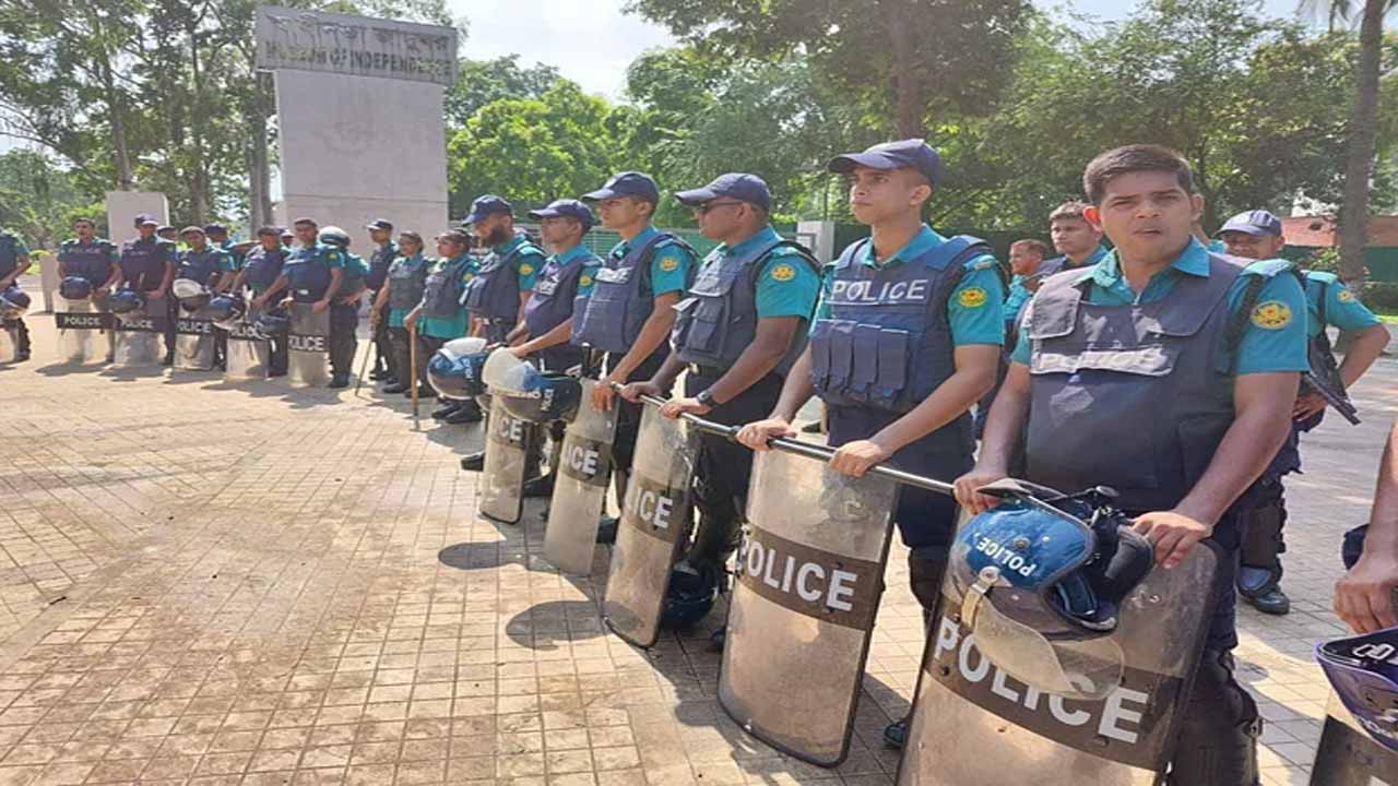 সোহরাওয়ার্দী উদ্যানে বিএনপির জনসমাবেশ ঘিরে পুলিশের সতর্ক অবস্থান।