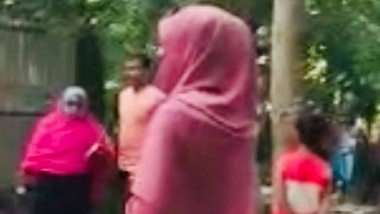 বিয়ের দাবিতে অনশনরত কিশোরী।