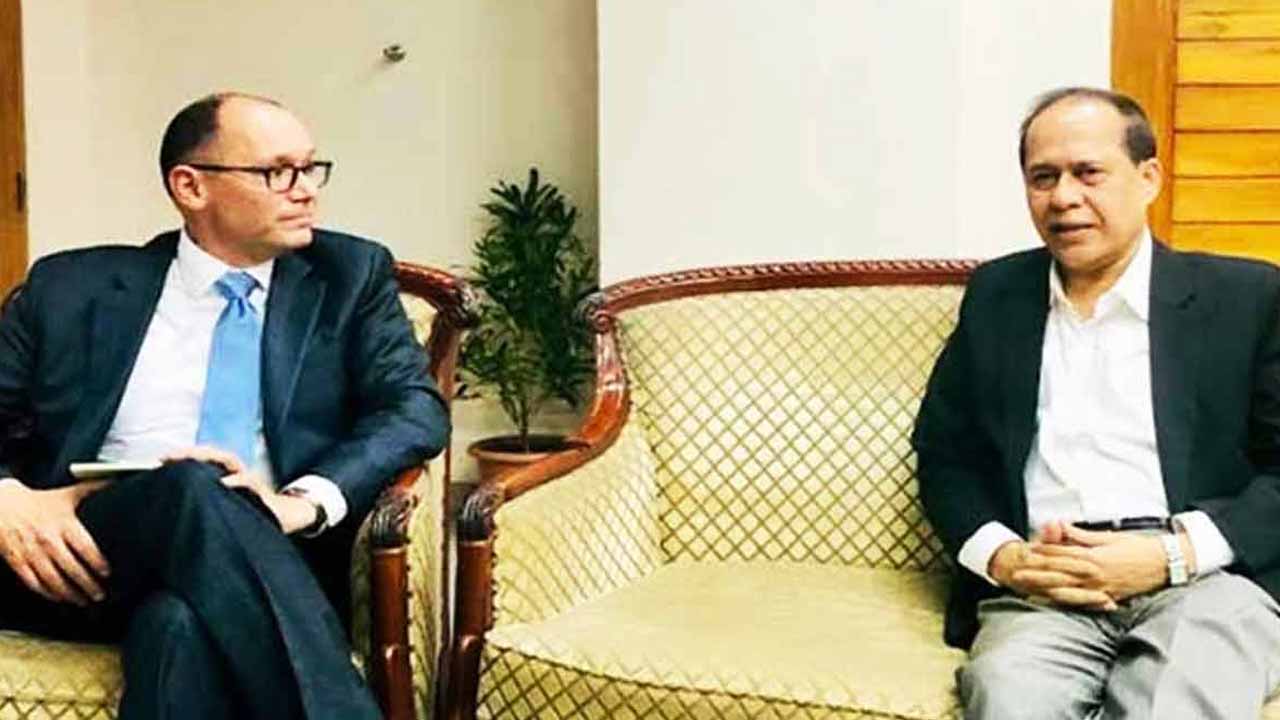 মার্কিন রাষ্ট্রদূত পিটার ডি হাস (বামে) এবং সিইসি কাজী হাবিবুল আউয়াল (ফাইল ছবি)