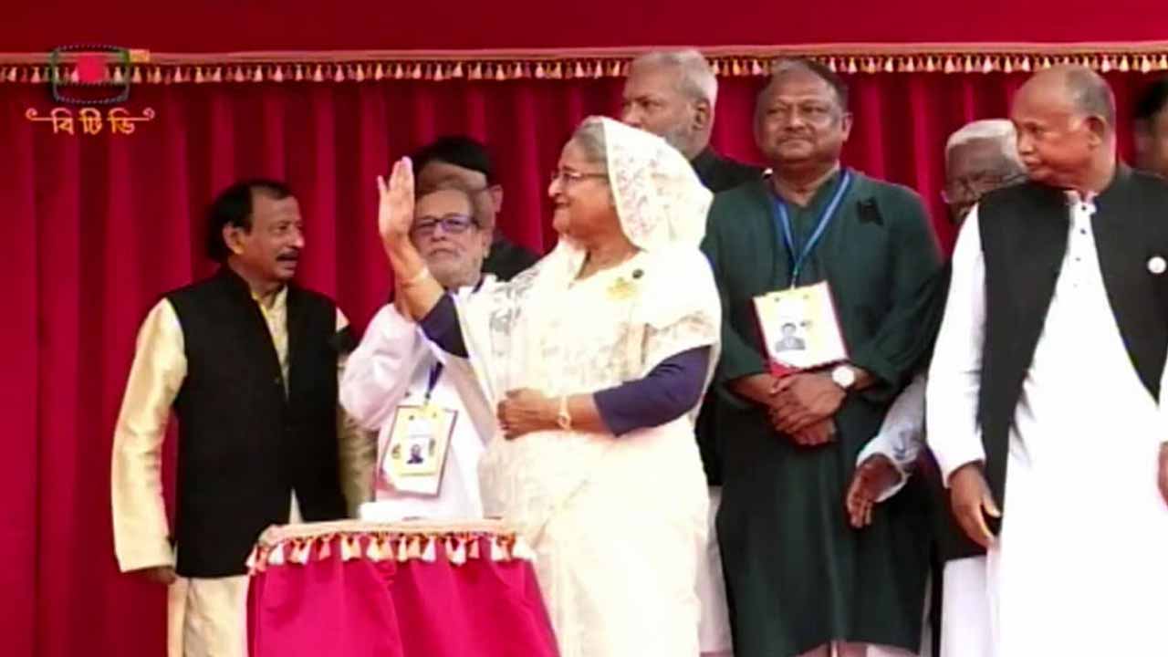 জনসভা মঞ্চে প্রধানমন্ত্রী