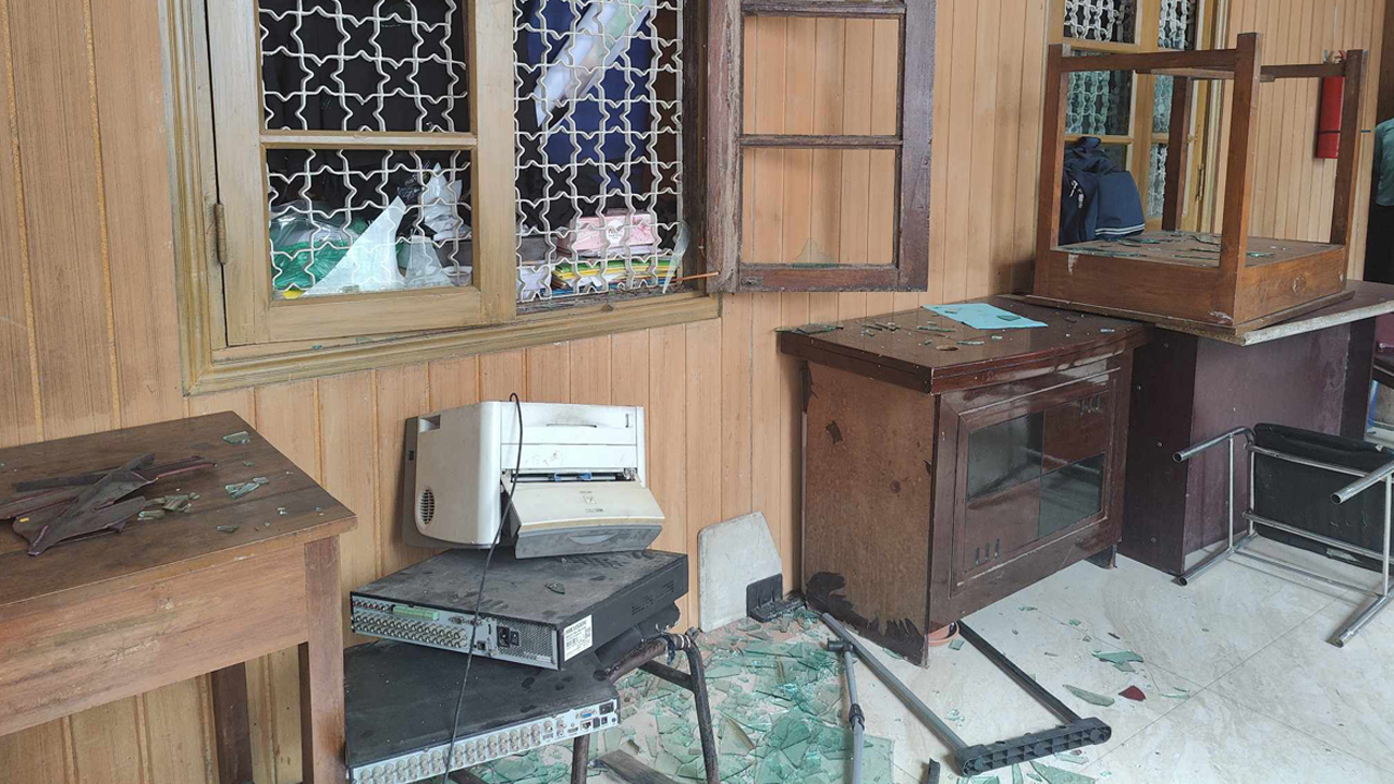 সুপ্রিম কোর্টে আইনজীবীদের হট্টগোল, সম্পাদকের কক্ষ ভাঙচুর