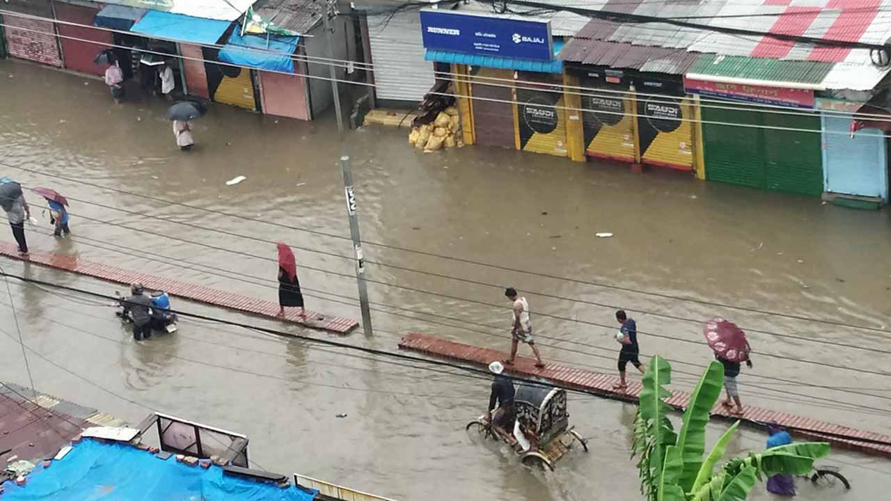 বৃষ্টির পানিতে তলিয়ে গেছে রাস্তা।