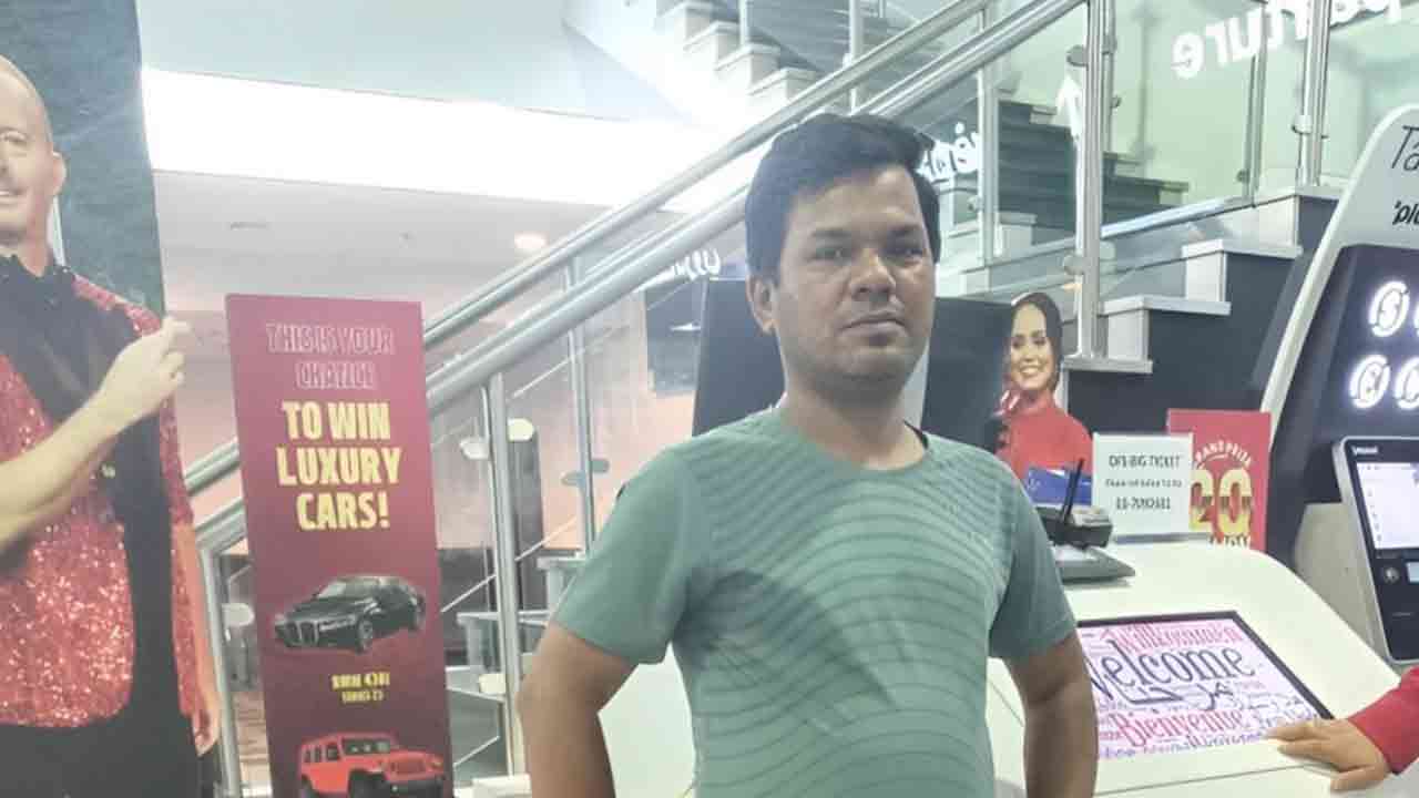 লটারিতে ৫০ লাখ টাকার গাড়ি জিতলেন বাংলাদেশি মিন্টু