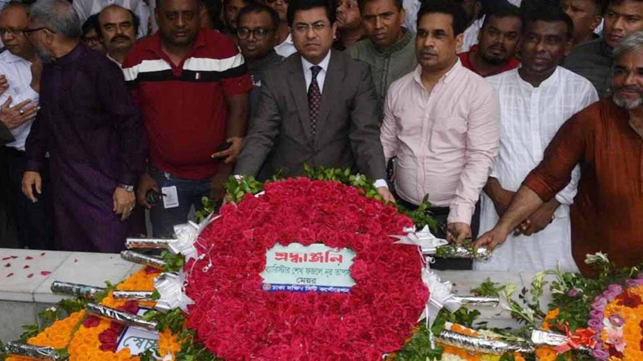 শেখ কামালের সমাধিতে মেয়র তাপসের শ্রদ্ধা