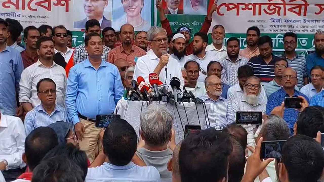 বক্তব্য রাখছেন বিএনপি মহাসচিব মির্জা ফখরুল ইসলাম আলমগীর