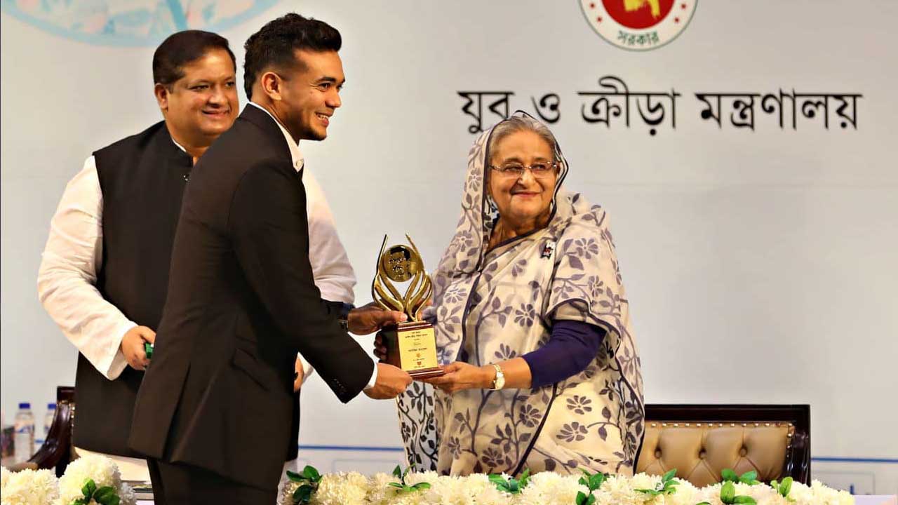 প্রধানমন্ত্রীর কাছ থেকে পুরষ্কার নিচ্ছেন তাসকিন