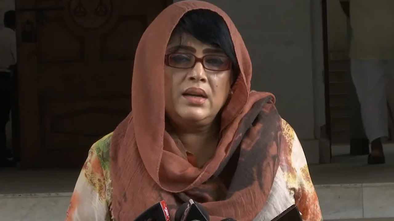 সুপ্রিম কোর্ট প্রাঙ্গণে সংবাদ সম্মেলনে শেলী