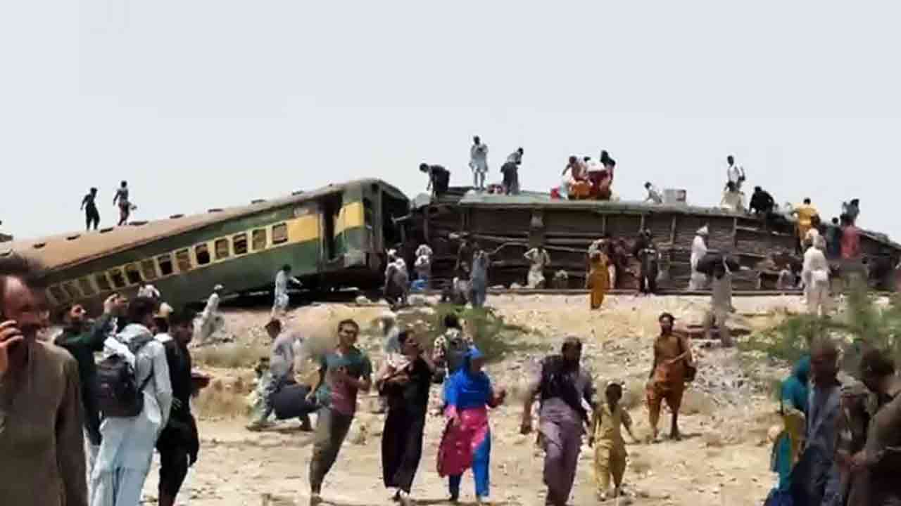 পাকিস্তানে ট্রেন লাইনচ্যুত হয়ে প্রাণ গেল ২২ জনের