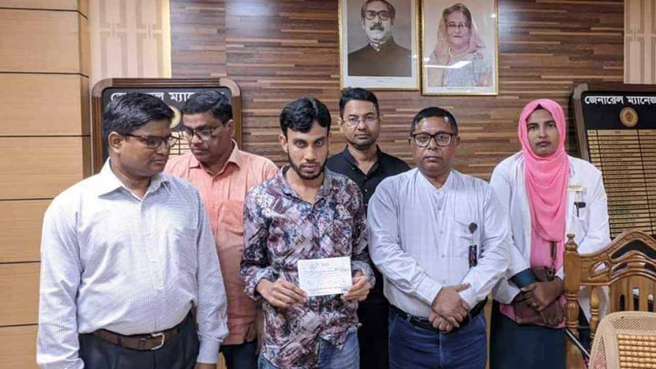 রাজশাহীর পশ্চিমাঞ্চল রেলওয়ের সদর দফতরে গিয়ে দুই বছরের ভাড়া পরিশোধ করেন আবু রায়হান