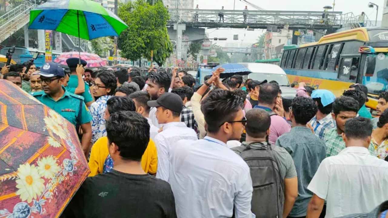 এইচএসসি পরীক্ষা পেছানোর দাবিতে সায়েন্সল্যাবে শিক্ষার্থীদের অবস্থান।