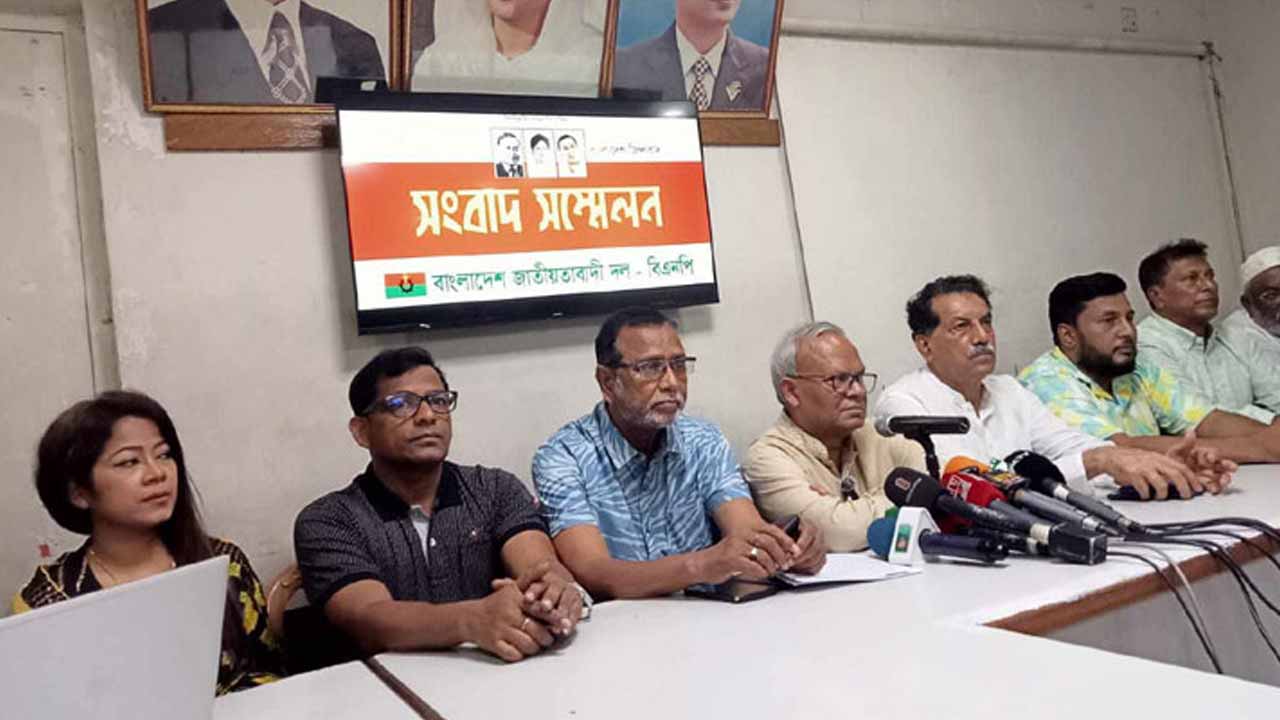 সংবাদ সম্মেলনে কথা বলছেন রুহুল কবির রিজভী।