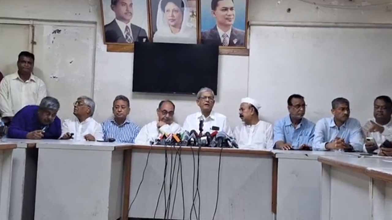 বক্তব্য রাখছেন বিএনপি মহাসচিব মির্জা ফখরুল ইসলাম আলমগীর।