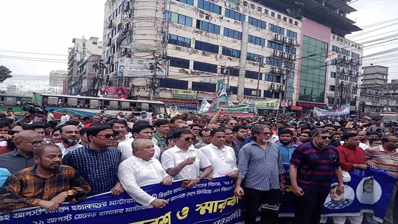 রাজধানীর বঙ্গবন্ধু অ্যাভিনিউয়ে আওয়ামী লীগের কেন্দ্রীয় কার্যালয়ের সামনে যুবলীগের সমাবেশ।