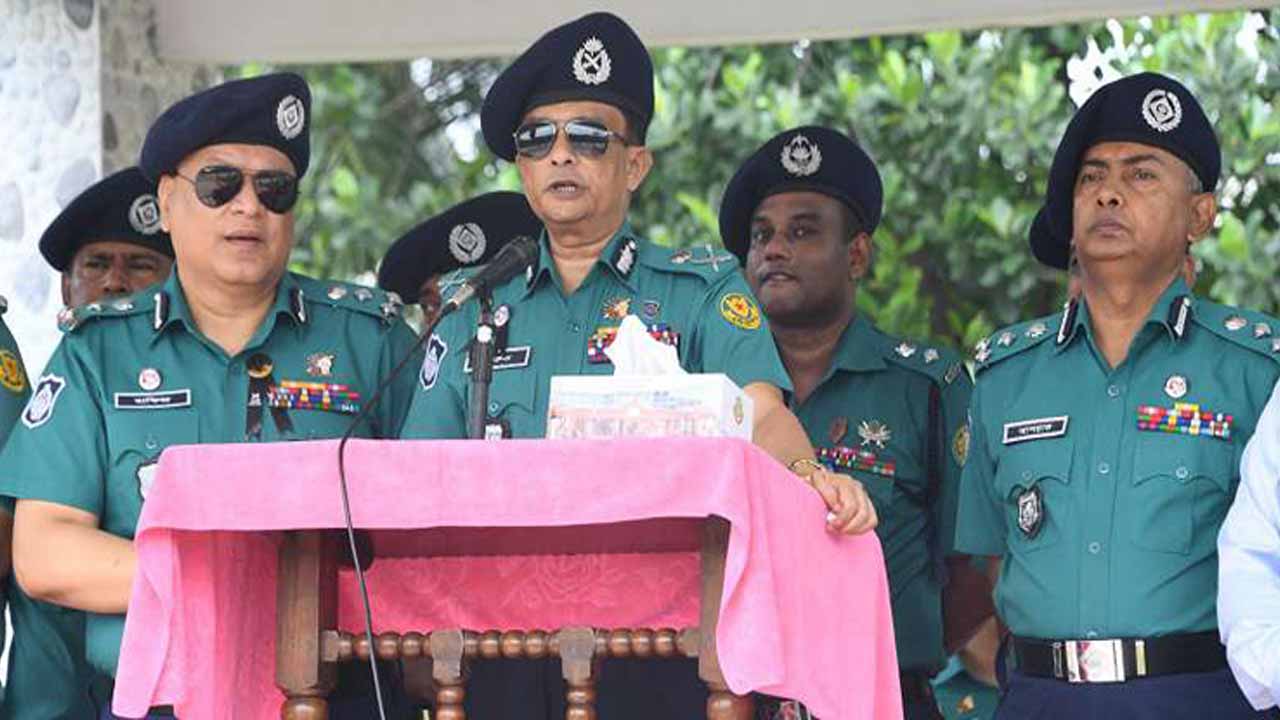 ঢাকা মেট্রোপলিটন পুলিশ কমিশনার খন্দকার গোলাম ফারুক।