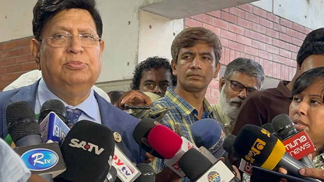 বিশিষ্ট ব্যক্তিদের সঙ্গে মতবিনিময়ের পর সাংবাদিকদের ব্রিফ করেন পররাষ্ট্রমন্ত্রী ড. এ কে আব্দুল মোমেন।