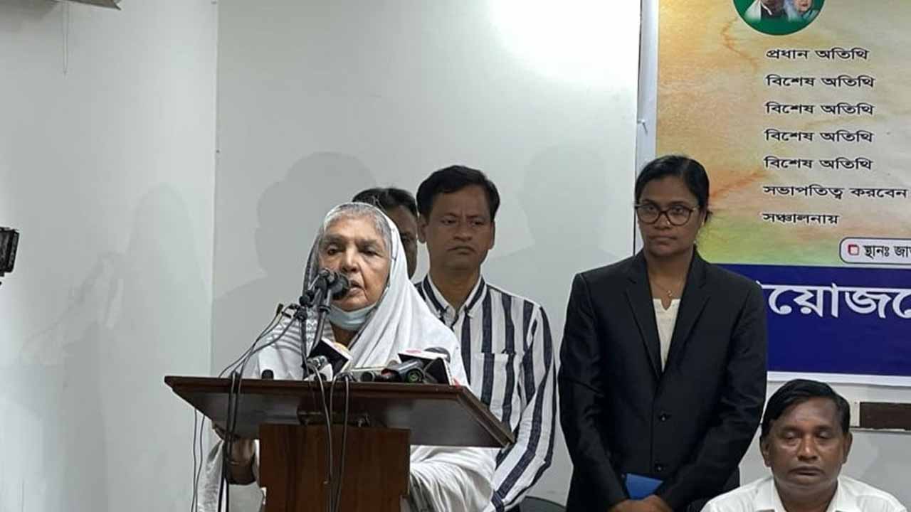 বক্তব্য রাখছেন আওয়ামী লীগের সভাপতিমণ্ডলীর সদস্য বেগম মতিয়া চৌধুরী।