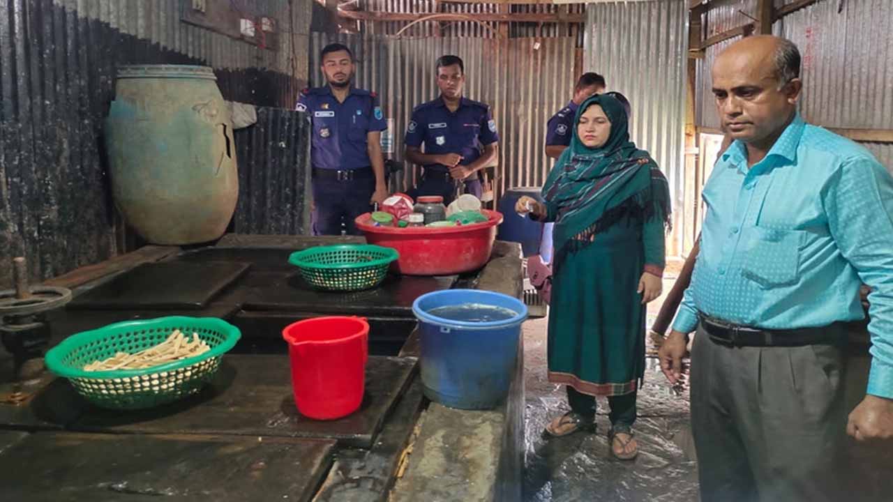 আইসক্রিম কারখানায় অভিযান চালাচ্ছেন জাতীয় ভোক্তা অধিকার সংরক্ষণ অধিদপ্তরের দল।