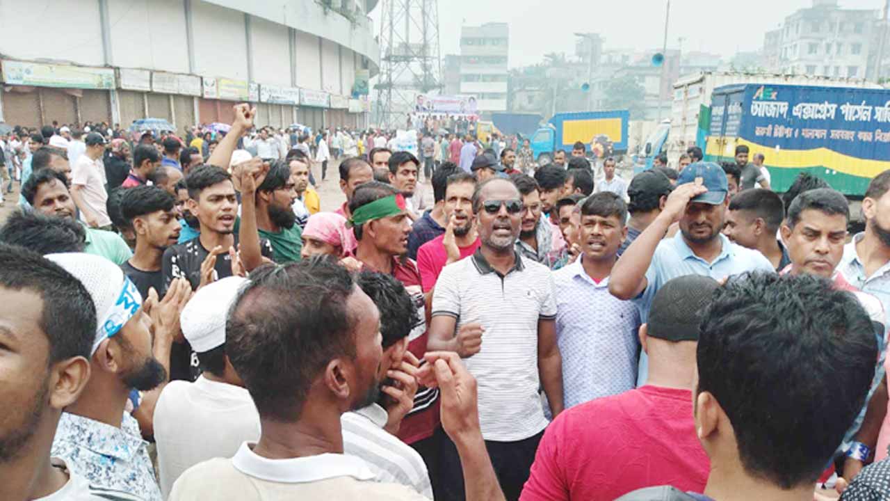 কমলাপুর স্টেডিয়ামে জড়ো হচ্ছেন বিএনপির নেতাকর্মীরা।