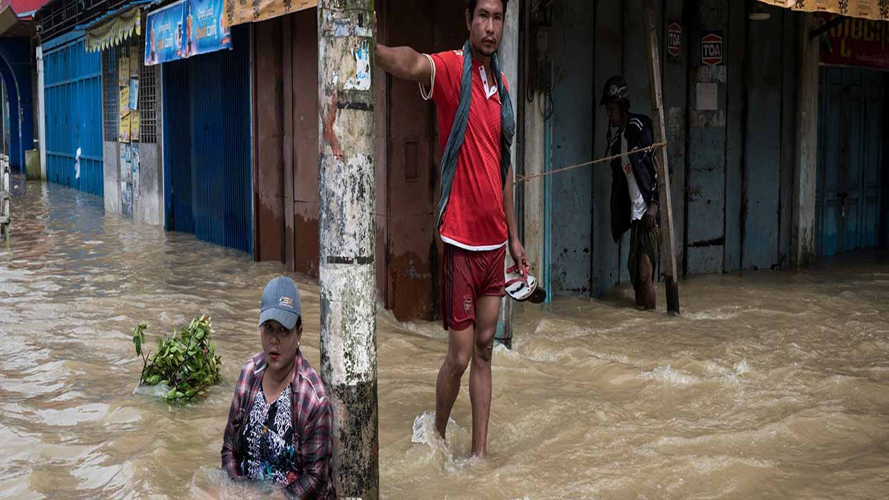 মিয়ানমারের বাগো শহরের রাস্তা পানির নিচে। ছবি-এএফপি