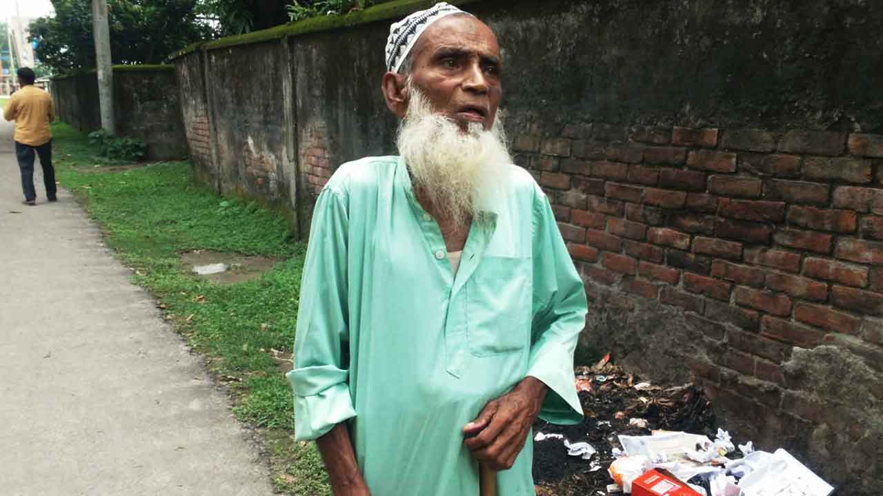 জমি লিখে না দেওয়ায় বৃদ্ধ বাবাকে ঘরছাড়া করল দুই ছেলে