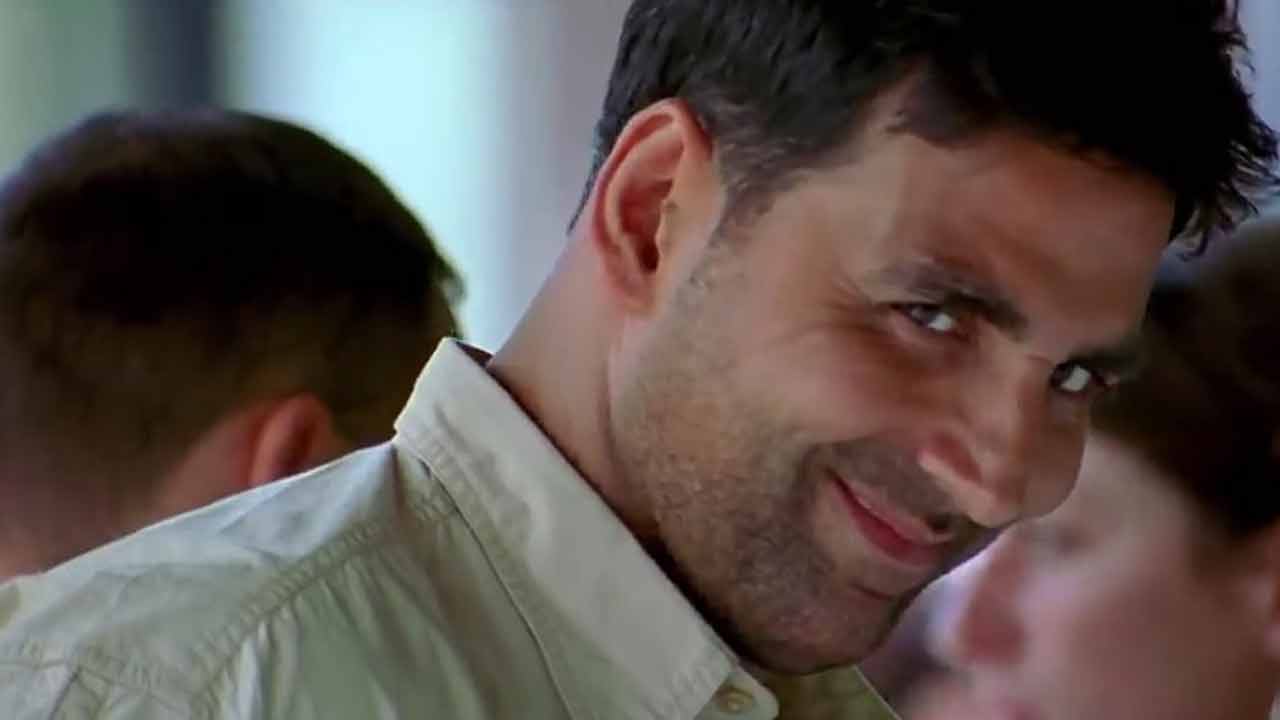 অক্ষয়কে থুতু-চড় মারলেই পাওয়া যাবে ১০ লাখ রুপি