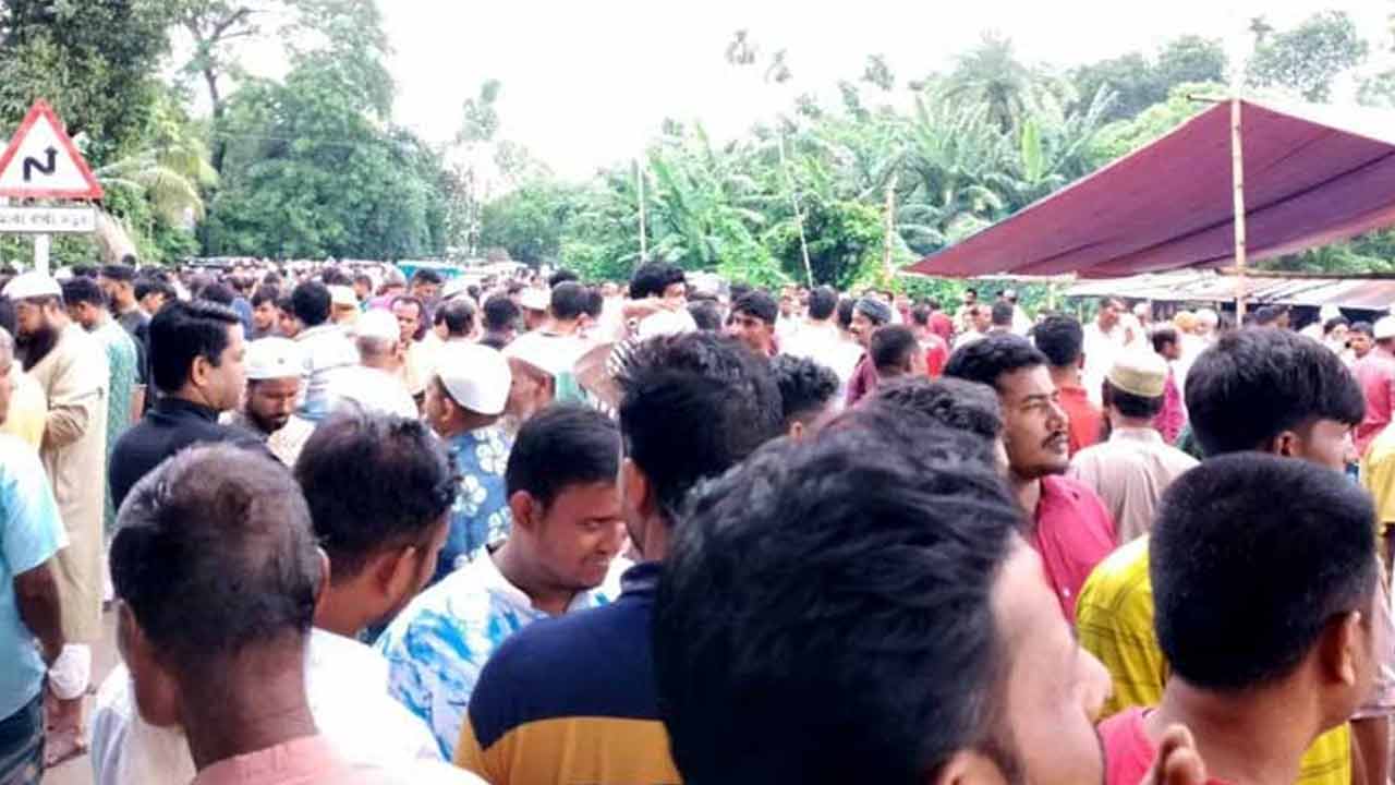 পিন্টুকে দেখার জন্য মানুষের ভিড়