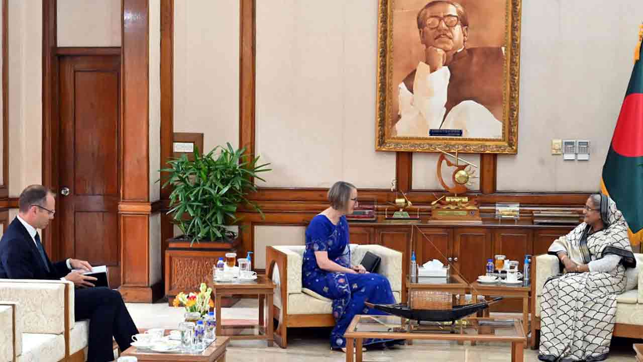 গণভবনে প্রধানমন্ত্রী শেখ হাসিনার সঙ্গে ব্রিটিশ হাইকমিশনার সারাহ কুকের সৌজন্য সাক্ষাৎ