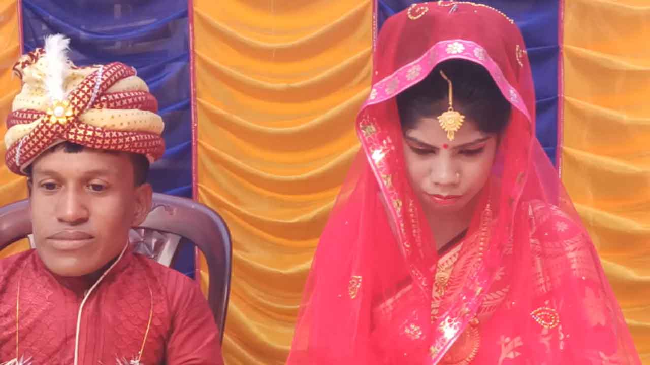 বর-কনের অসম উচ্চতা, দেখতে মানুষের ভিড়