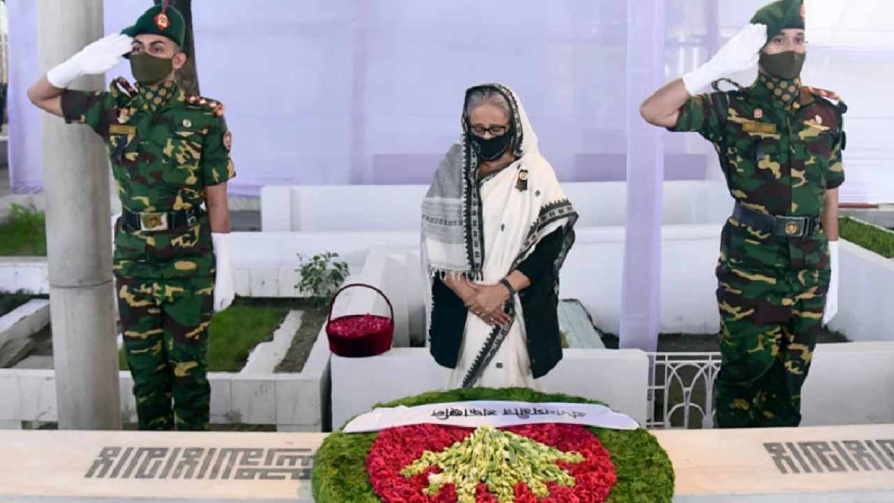 ১৫ আগস্ট নিহত শহীদদের প্রতি শ্রদ্ধা জানাচ্ছেন প্রধানমন্ত্রী।