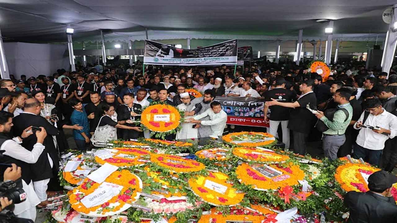 ১৫ আগস্ট জাতীয় শোক দিবস উপলক্ষে ধানমন্ডি ৩২–এর বঙ্গবন্ধু প্রতিকৃতিতে ফুল দিয়ে শ্রদ্ধা জানান শত শত মানুষ।