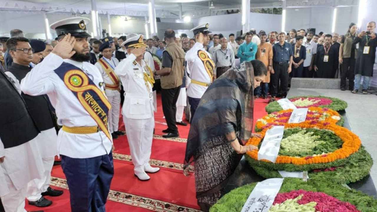 শ্রদ্ধা জানাচ্ছেন স্পিকার।