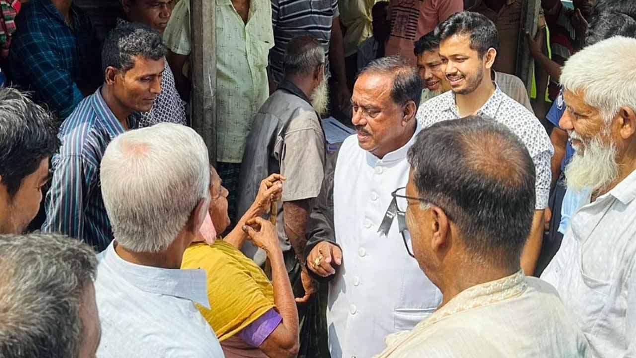 চাল বিতরণ কার্যক্রম পরিদর্শনে খাদ্যমন্ত্রী।