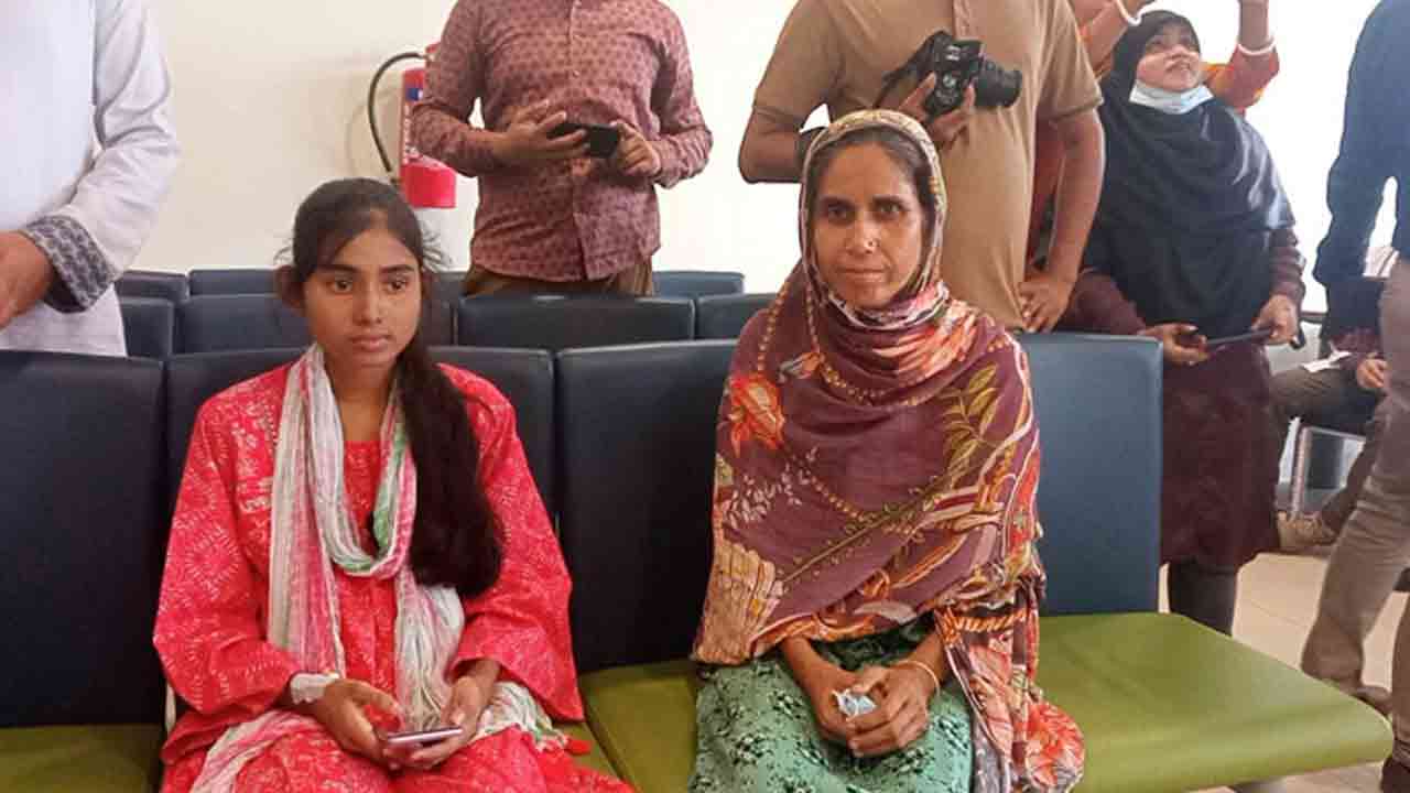 মায়ের দেওয়া কিডনিতে বাঁচল মেয়ের প্রাণ
