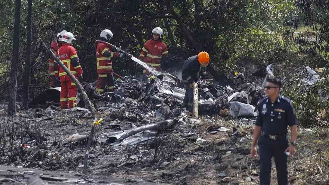 মালয়েশিয়ায় বিমান বিধ্বস্তে নিহত অন্তত ১০